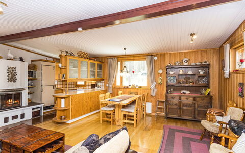 Hakojärventie 3B: Træ, Møbel, Loft, Hjem, Værelse, Sommerhus, Stue, Lysarmatur, Stol, Bjælkehytte