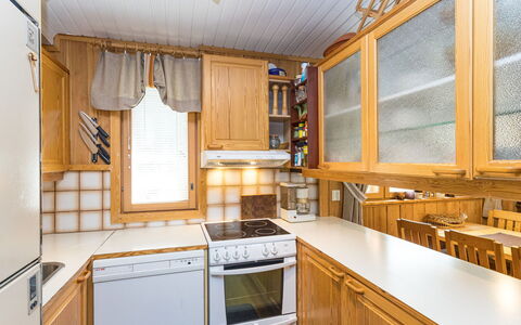 Hakojärventie 3B: Køkken, Træ, Indretning, Større Bandage, Countertop, Cabinetry, Køkken Apparat, Gulvbelægning, Loft, Værelse