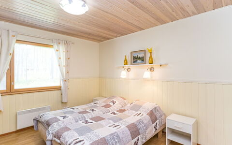 Hakojärventie 3B: Seng, Indretning, Soveværelse, Træ, Loft, Gulvbelægning, Etage, Sengetøj, Sengetøj, Møbel