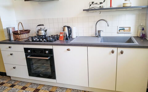 Puys-Richards: Køkken, Køkken Apparat, Countertop, Større Bandage, Husholdningsapparat, Cabinetry, Gulvbelægning, Komfur, Komfur, Gaskomfur