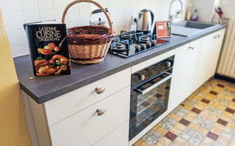 Puys-Richards: Køkken, Køkken Apparat, Komfur, Countertop, Større Bandage, Gaskomfur, Komfur, Husholdningsapparat, Gulvbelægning, Cabinetry