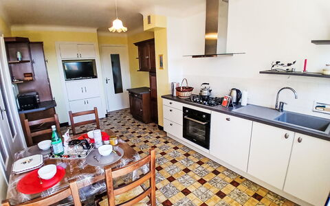 Puys-Richards: Køkken, Gulvbelægning, Større Bandage, Køkken Apparat, Etage, Countertop, Træ, Møbel, Indretning, Cabinetry