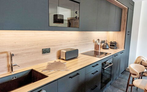 Le Caprice Blanc: Countertop, Køkken, Indretning, Gulvbelægning, Cabinetry, Træ, Møbel, Etage, Tap, Håndvask