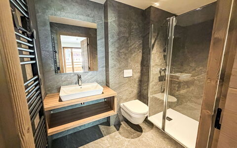 Le Caprice Blanc: Gulvbelægning, Indretning, Etage, Træ, Sanitærarmatur, Badeværelse, Vvs, Tap, Værelse, Loft