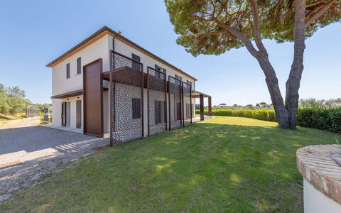 San Giuseppe: Hjem, Estate, Stuehus, Skygge, Landscaping, Veranda, Villa, Altan, Mansion, Hegn