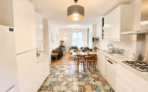 Petite Normandie: Gulvbelægning, Etage, Køkken, Møbel, Indretning, Træ, Countertop, Trægulve, Cabinetry, Flise