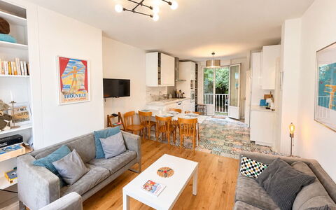 Petite Normandie: Møbel, Indretning, Gulvbelægning, Etage, Couch, Stue, Bord, Værelse, Loft, Lejlighed