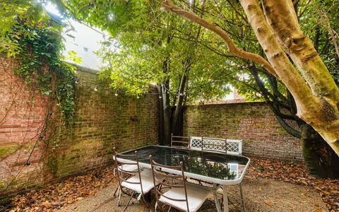 Petite Normandie: Møbel, Stol, Bord, Udendørs Møbler, Udendørs Bord, Køkken & Spisebord, Have, Skygge, Backyard, Kaffebord