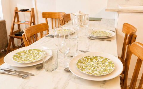 Petite Normandie: Bordservice, Møbel, Bord, Serveware, Dug, Tallerkner, Mad, Plade, Stol, Spisestue