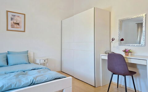 Marija: Møbel, Indretning, Væg, Træ, Gulvbelægning, Etage, Seng, Soveværelse, Værelse, Cabinetry
