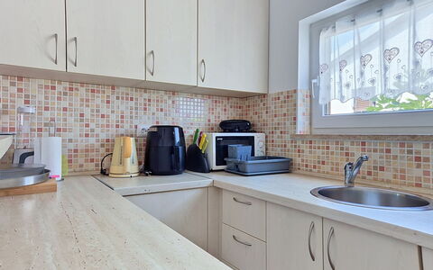 Marija: Countertop, Køkken, Køkken Apparat, Cabinetry, Køkkenvask, Indretning, Håndvask, Større Bandage, Sanitærarmatur, Gulvbelægning