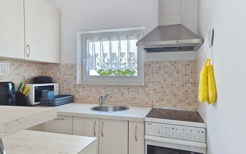 Marija: Køkken, Countertop, Køkken Apparat, Større Bandage, Cabinetry, Indretning, Gulvbelægning, Møbel, Køkkenvask, Etage