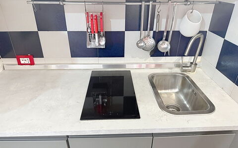 Habitat: Køkken, Countertop, Køkken Apparat, Køkkenvask, Større Bandage, Håndvask, Sanitærarmatur, Tap, Komfur, Komfur