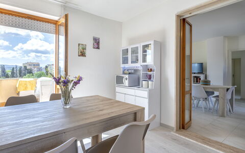 Mariposa: Møbel, Indretning, Gulvbelægning, Etage, Træ, Stol, Loft, Bord, Spisestue, Køkken & Spisebord