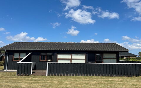 Thrine - 150M from the Sea: Tag, Hus, Hjem, Land Lot, Sidespor, Almindeligt, Sommerhus, Landdistrikt, Skygge, Gård