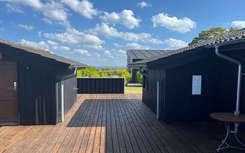 Thrine - 150M from the Sea: Himmel, Træ, Tag, Kompositmateriale, Sidespor, Planke, Sommerhus, Skygge, Hårdttræ, Dæk