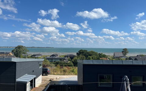 Thrine - 150M from the Sea: Himmel, Skygge, Ocean, Kyst