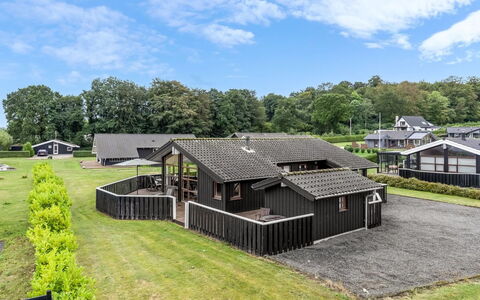 Thrine - 150M from the Sea: Møbel, Indretning, Gulvbelægning, Etage, Træ, Seng, Værelse, Loft, Soveværelse, Textile