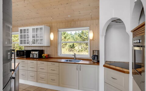 Isbiorn - 800M from the Sea: Køkken, Gulvbelægning, Indretning, Træ, Countertop, Køkken Apparat, Cabinetry, Møbel, Loft, Etage