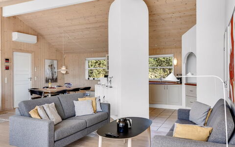 Isbiorn - 800M from the Sea: Træ, Møbel, Indretning, Couch, Stue, Gulvbelægning, Loft, Værelse, Etage, Hjem