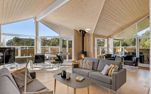 Isbiorn - 800M from the Sea: Træ, Indretning, Loft, Gulvbelægning, Stue, Couch, Etage, Hjem, Møbel