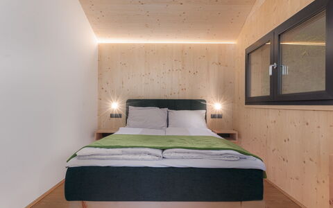 03 Nth029 Premium Chalet mit Sauna und Hot Tub: Indretning, Loft, Værelse, Etage, Soveværelse, Hårdttræ, Bejdse, Lysarmatur, Bed Frame, Sengetøj