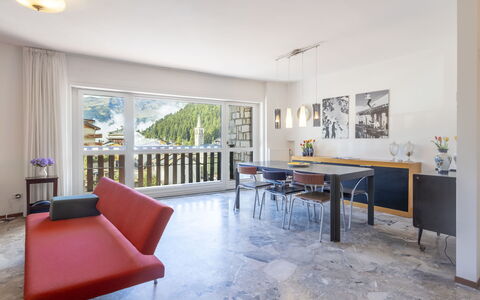 La Fiorera: Møbel, Træ, Gulvbelægning, Indretning, Etage, Stol, Bord, Hjem, Udendørs Møbler, Loft