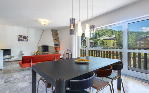 La Fiorera: Møbel, Indretning, Gulvbelægning, Loft, Lysarmatur, Træ, Bord, Stol, Etage, Køkken & Spisebord
