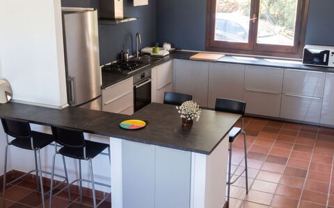 Villa Ulivi: Gulvbelægning, Møbel, Indretning, Køkken, Countertop, Etage, Træ, Køkken Apparat, Cabinetry, Belysning