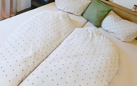 Alpenchalet Gundolf: Soveværelse, Seng, Sengetøj, Sengetøj, Sengetøj, Møbel, Textile, Throw Pillow, Pude, Pude