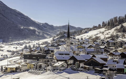 Alpenchalet Gundolf: Møbel, Indretning, Stol, Gulvbelægning, Bord, Udvej, Etage, Loft, Værelse, Eco Hotel