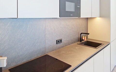 Alpenchalet Gundolf: Køkken, Countertop, Gulvbelægning, Træ, Køkken Apparat, Indretning, Etage, Cabinetry, Større Bandage, Husholdningsapparat