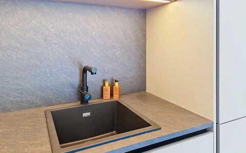Alpenchalet Gundolf: Countertop, Køkken, Gulvbelægning, Sanitærarmatur, Cabinetry, Tap, Køkkenvask, Håndvask, Husholdningsapparat, Køkken Apparat