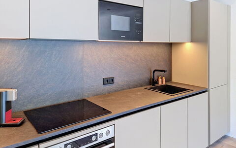 Alpenchalet Gundolf: Køkken, Countertop, Gulvbelægning, Køkken Apparat, Indretning, Træ, Cabinetry, Husholdningsapparat, Større Bandage, Etage
