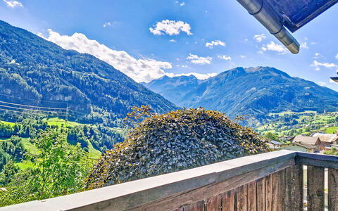 Alpenchalet Gundolf: Møbel, Indretning, Stol, Gulvbelægning, Bord, Udvej, Etage, Loft, Værelse, Eco Hotel