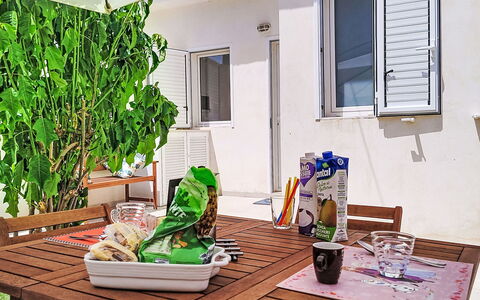 Dina Home: Møbel, Indretning, Stol, Gulvbelægning, Bord, Udvej, Etage, Loft, Værelse, Eco Hotel