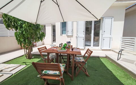 Dina Home: Møbel, Indretning, Stol, Gulvbelægning, Bord, Udvej, Etage, Loft, Værelse, Eco Hotel
