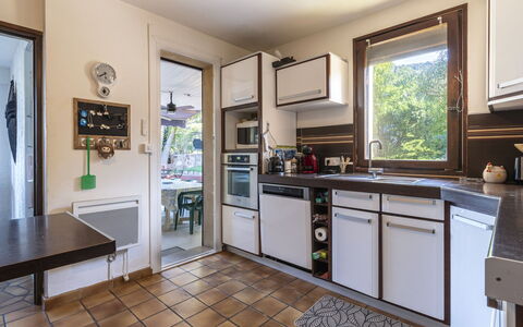 Villa Salario: Køkken, Countertop, Køkken Apparat, Møbel, Større Bandage, Indretning, Træ, Gulvbelægning, Cabinetry, Komfur