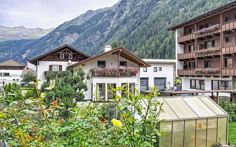 Chalet Jana: Svømmepøl, Stuehus, Estate, Villa, Udvej, Hacienda, Eco Hotel, Backyard