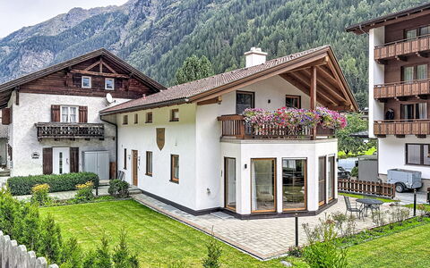 Chalet Jana: Svømmepøl, Stuehus, Estate, Villa, Udvej, Hacienda, Eco Hotel, Backyard