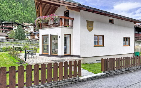 Chalet Jana: Svømmepøl, Stuehus, Estate, Villa, Udvej, Hacienda, Eco Hotel, Backyard