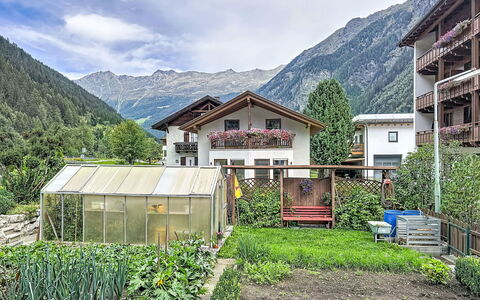 Chalet Jana: Svømmepøl, Stuehus, Estate, Villa, Udvej, Hacienda, Eco Hotel, Backyard