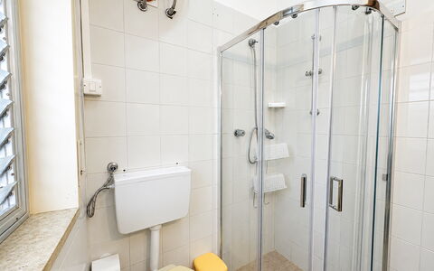 Villa Sandra: Badeværelse, Sanitærarmatur, Toilet, Toiletbræt, Badeværelsesvask, Gulvbelægning, Indretning, Etage, Vvs, Håndvask