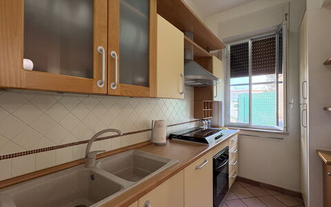 Villa Sandra: Køkken, Countertop, Køkken Apparat, Større Bandage, Køkkenvask, Cabinetry, Træ, Gulvbelægning, Indretning, Sanitærarmatur