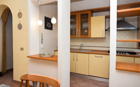 Villa Sandra: Træ, Indretning, Gulvbelægning, Countertop, Møbel, Etage, Køkken, Belysning, Værelse, Køkken Apparat