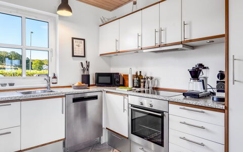 Alli - 100M from the Sea: Køkken, Countertop, Cabinetry, Køkken Apparat, Gulvbelægning, Indretning, Møbel, Større Bandage, Sanitærarmatur, Husholdningsapparat