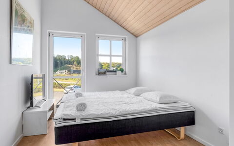 Alli - 100M from the Sea: Træ, Soveværelse, Gulvbelægning, Etage, Seng, Indretning, Bed Frame, Trægulve, Sengetøj, Værelse