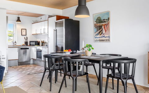 Alli - 100M from the Sea: Møbel, Indretning, Gulvbelægning, Stol, Træ, Bord, Køkken & Spisebord, Spisestue, Etage, Loft