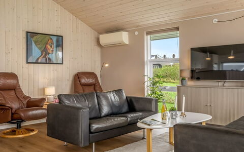 Clarice - 250M to the Fjord: Indretning, Gulvbelægning, Træ, Loft, Etage, Møbel, Stue, Værelse, Couch, Trægulve