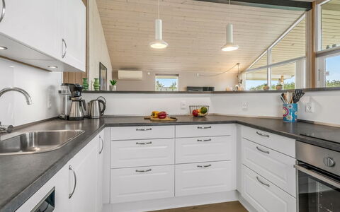 Clarice - 250M to the Fjord: Køkken, Countertop, Indretning, Træ, Gulvbelægning, Loft, Cabinetry, Køkken Apparat, Køkkenvask, Håndvask